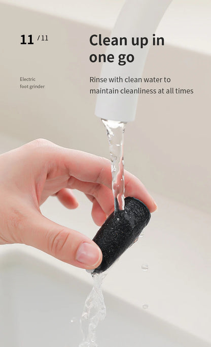 Rolli™ SmoothPro replacement roller held in hand under running water – easy to clean in one go, rinse to maintain hygiene and freshness at all times